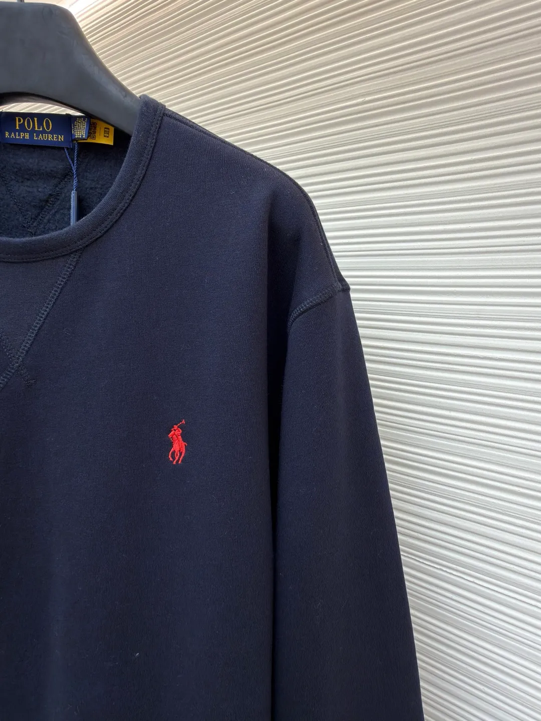Ralph Lauren logo embroidered sweatshirt ●Original version: Purchased and developed at 1690 ●Item number: 1681542-A15 ●Fabric: Cloud-like honey cotton fleece sweatshirt fabric ●Technology: Made by Hasuo ●Color: Navy blue ●Version: Fitted version ●Weight: about 430 grams ●Size: S-M-L-XL ●Description: Customized cloud-like honey cotton fleece sweatshirt material with a delicate touch and comfortable skin-based tone based on matte gray Comes with a layer of soft light filter. Exquisite indigo pony logo is embellished. It is highly recognizable. It has a breath of freedom and vitality. A symphony of pure and smart colors. It outlines a high-end outline with extreme simplicity. It becomes the smart focus of the vision. Shows taste in silence and adopts imported machine embroidery technology. Uses advanced computer control system and precision mechanical components to realize the iconic pony embroidery operation. High precision. The lines are smooth and delicate, using the Hasuo process. Sewing on a specific machine. The high fastness of Haha thread adds visual effects. It is time-consuming and labor-intensive, and the fabrics are washed. It has a better hand feel and texture. It is not easy to deform, shrink or fade. It maintains long-term beauty. The overall wiring is straight and delicate, the fabric is comfortable and soft, and the color is consistent without color difference. It can be matched with the same style to create a fashionable look and control various occasions. Customized accessories, complete with three standards, same style for men and women!